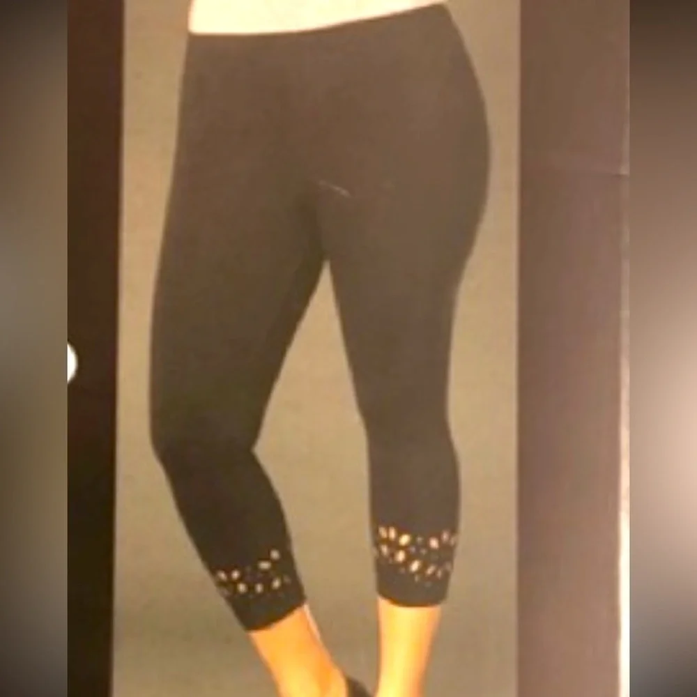 # Torrid black cropped leggings Sz 3 (22/24)